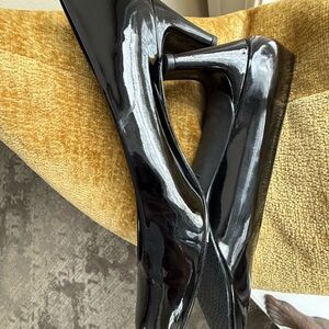 Stuart Weitzman black women kitten pumps shoes,
Used once, size 7